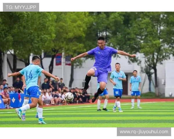 他在足球反击中潇洒撩发那一刻全场沸腾仿佛时间都为他暂停 他在足球反击中潇洒撩发那一刻全场沸腾仿佛时间都为他暂停